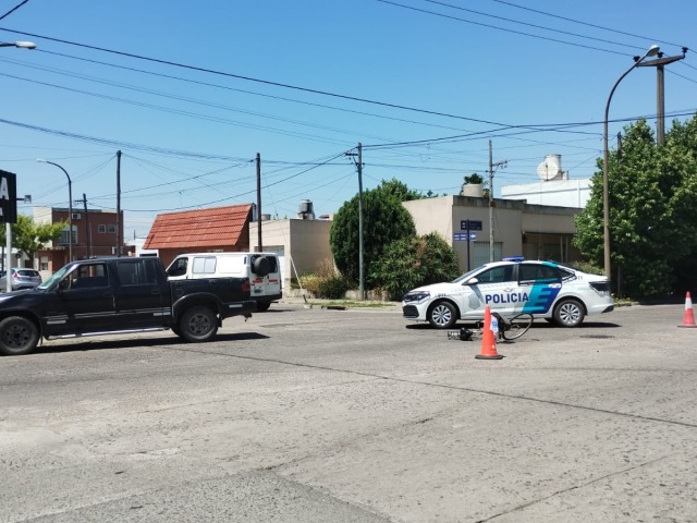 Una mujer en bicicleta fue embestida por una camioneta